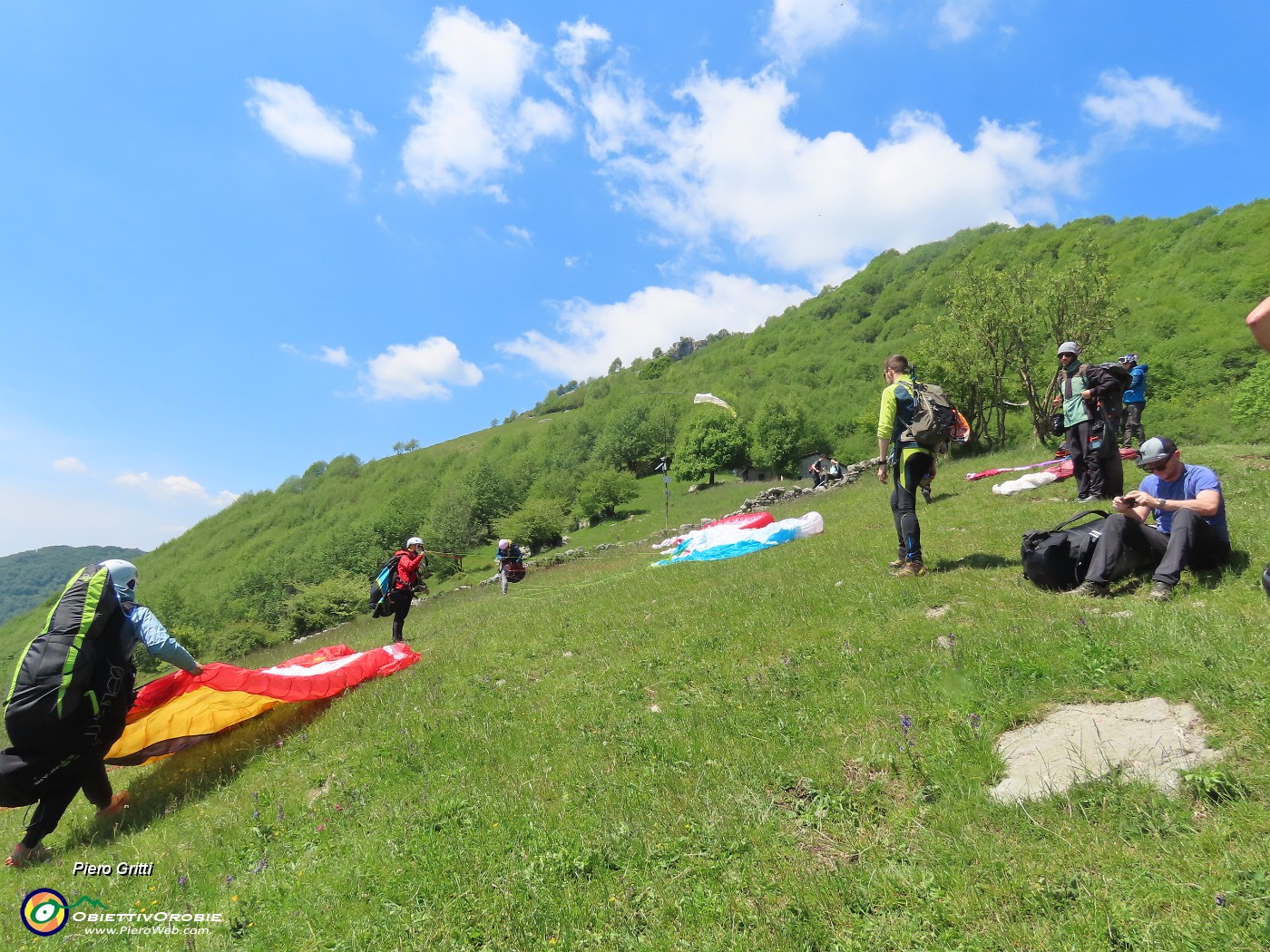 65 Spira dalla pianura un venticello favorevole al volo.JPG